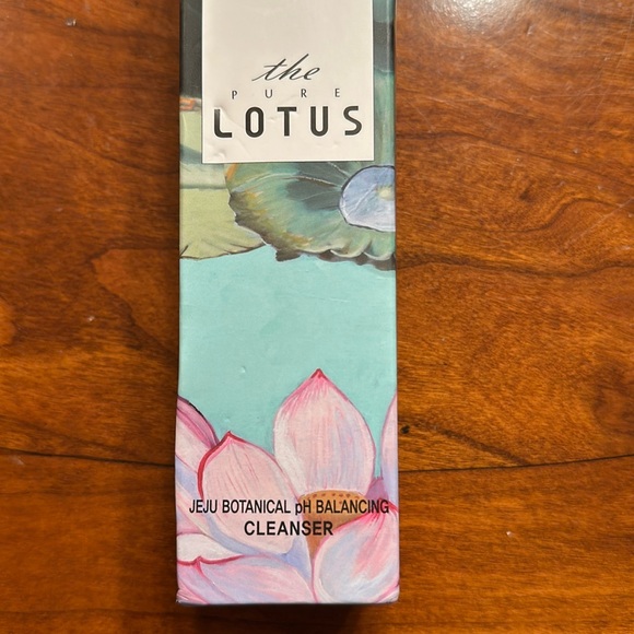 The Pure Lotus Jeju Botanical pH Balancing Cleanser (NIB) - Picture 2 of 2